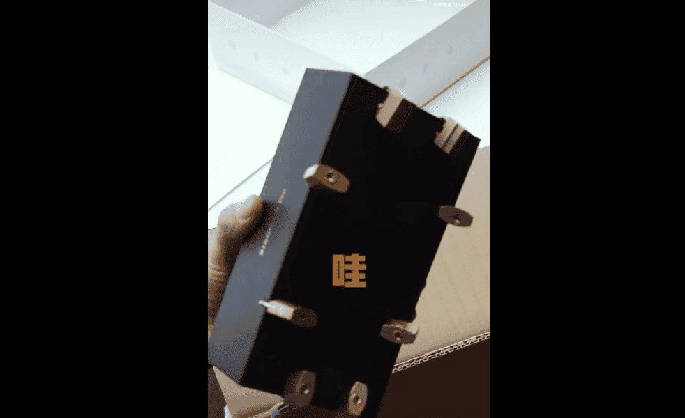 Xiaomi's CEO reveals the Xiaomi 12 Pro packaging box [VIDEO]