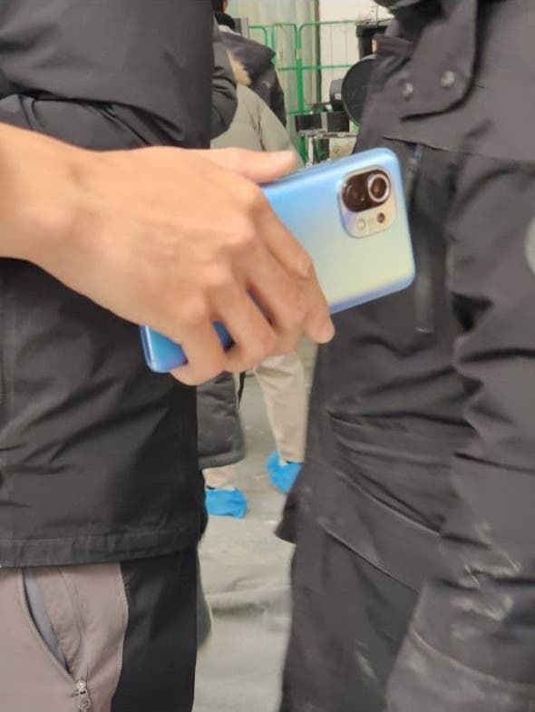 Xiaomi Mi 11 in blue captured on live photos