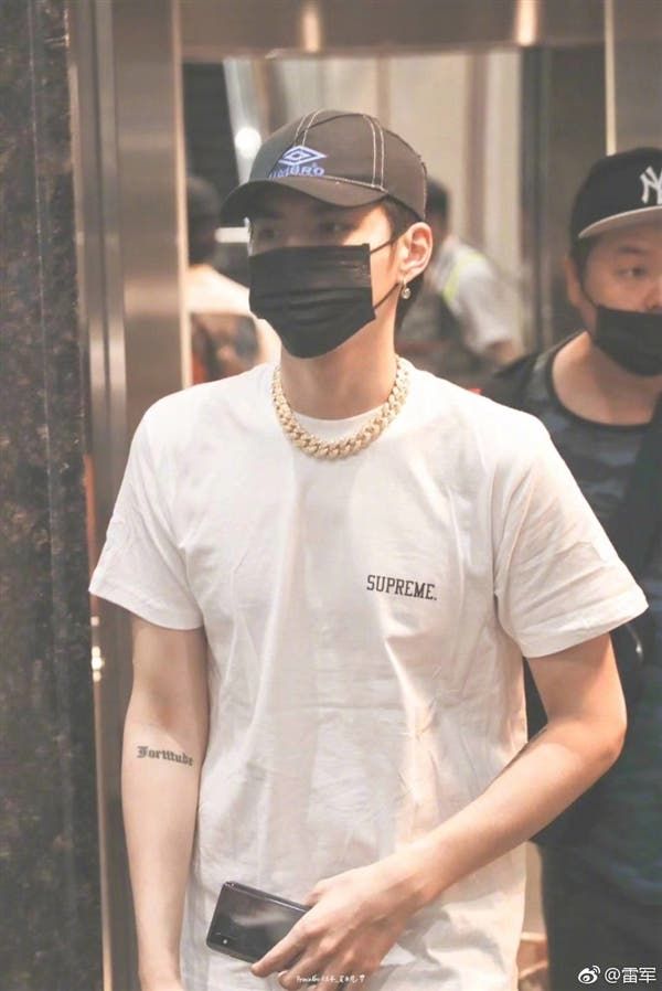 One of the first users of the Xiaomi 8 Explorer Edition - Wu Yifan