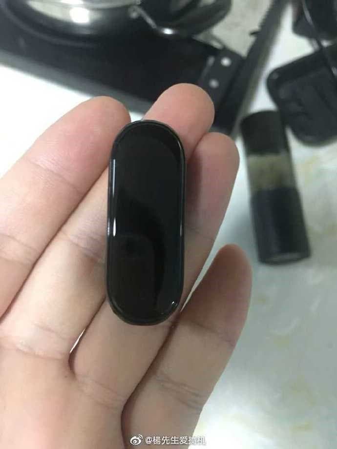 Xiaomi Mi Band 4 real images appear online - shows colour display