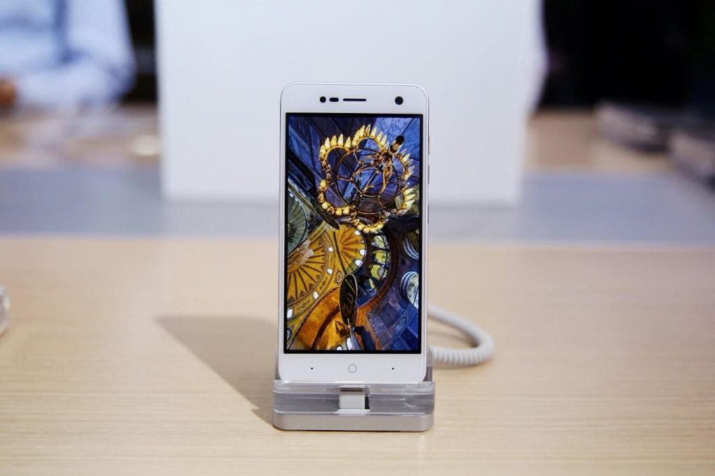 ZTE Blade V8 Mini pops up on FCC
