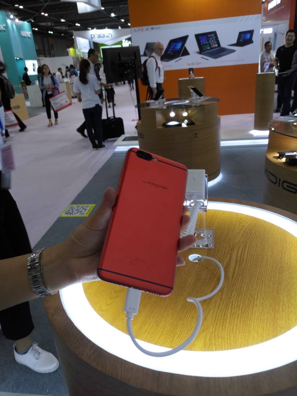 Hands-On Red UMIDIGI C Note at Global Source Mobile Electronics Fair 2017 (Live Video)