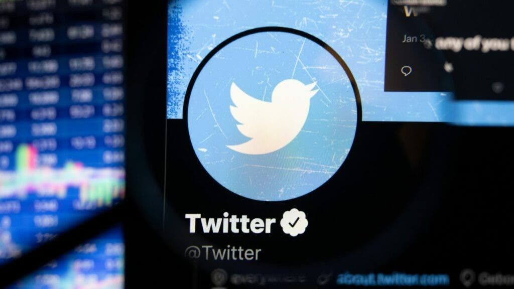 Twitter to poach YouTube's creators with 10% more pay