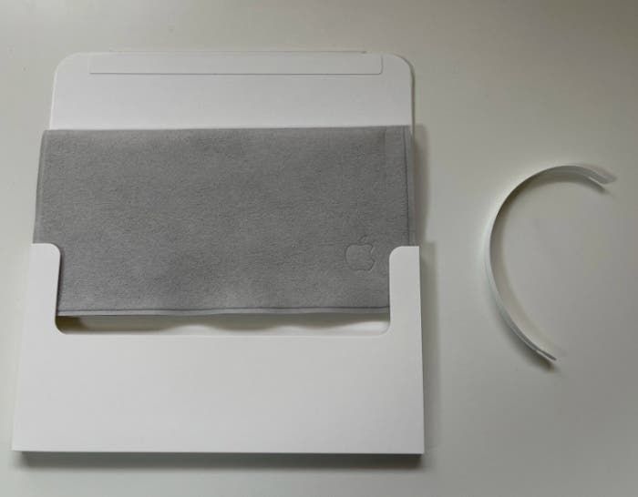 The first live photos of Apple's polishing cloth packaging