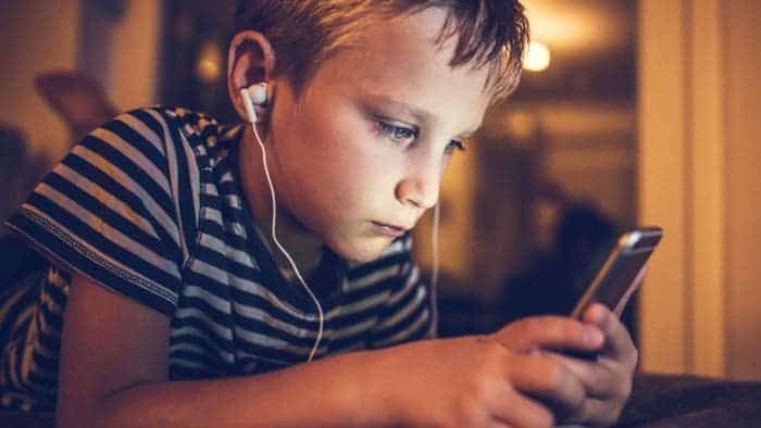 California signs bill to protect web and app users under the age of 18