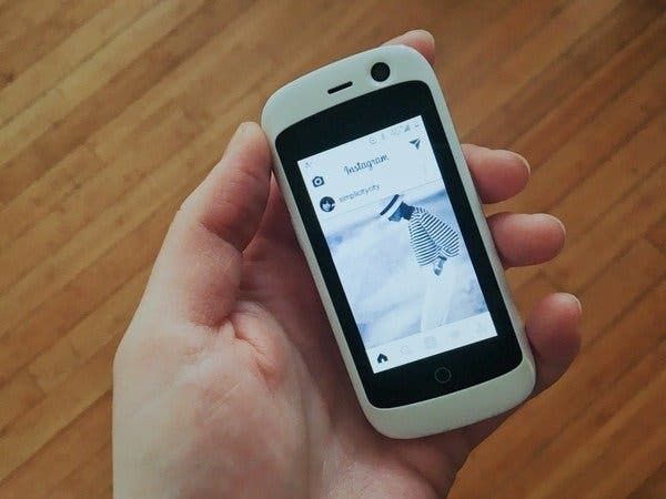 Jelly is the world’s smallest 4G phone running Android 7