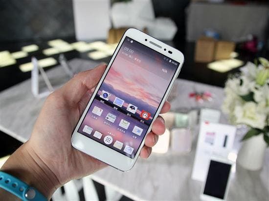 TCL 520 “Beauty Phone” released