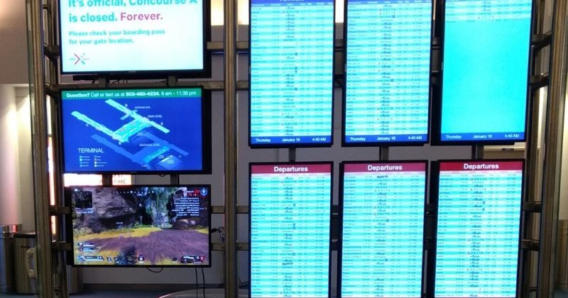 Man plugs his PS4 into Airport Monitor to play Apex Legends