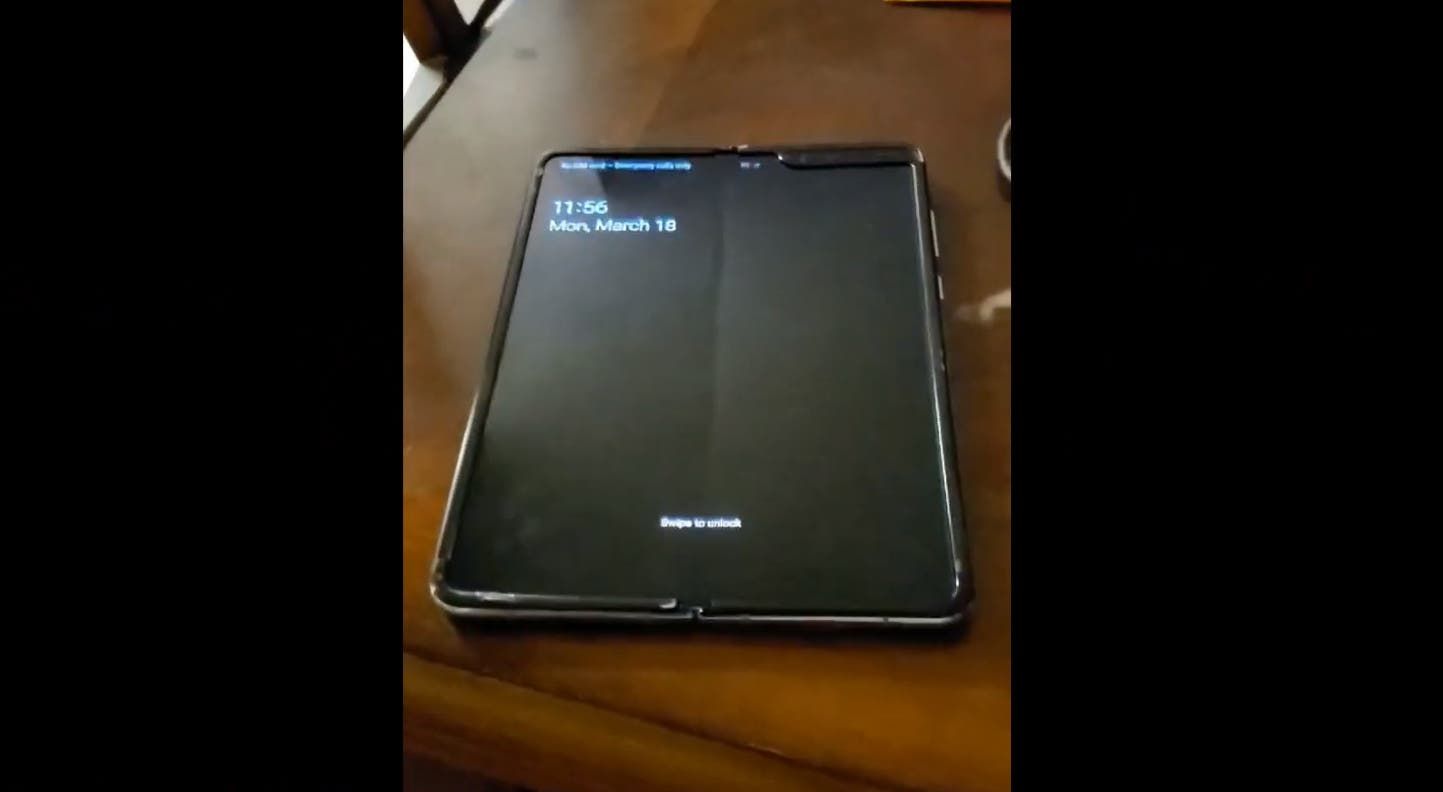 Real Galaxy fold hands on video leaked. Screen crease obvious