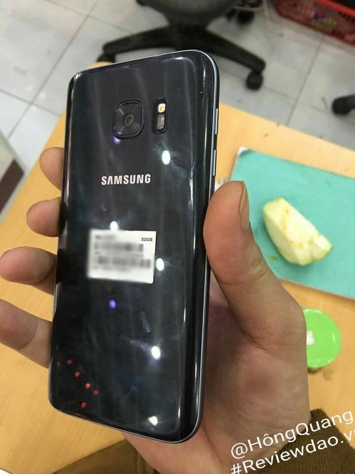Samsung Galaxy S7, S7 edge appear in leaked photos