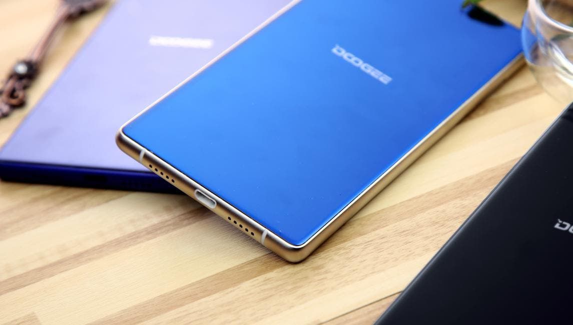 First Look at the Tri-Bezel-Less DOOGEE MIX Packaging