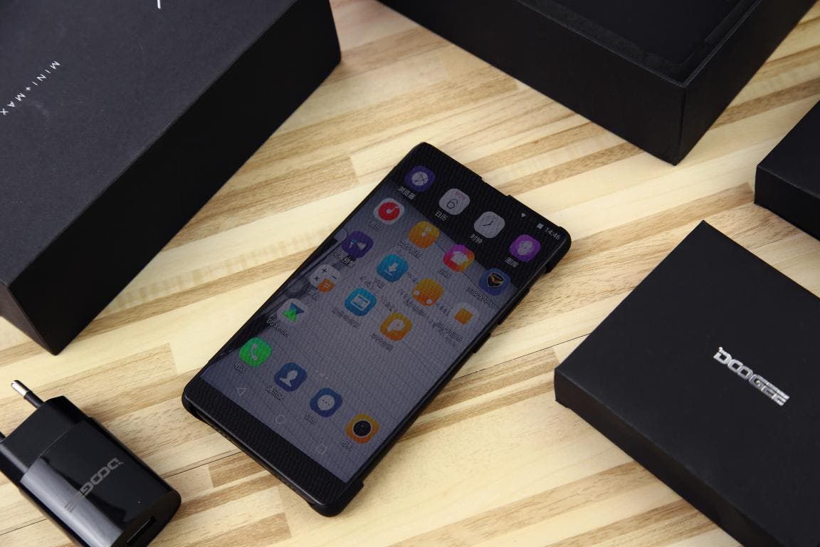 First Look at the Tri-Bezel-Less DOOGEE MIX Packaging