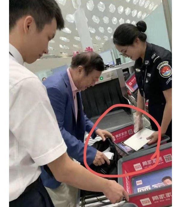 Huawei CEO is captured with an iPad at the airport