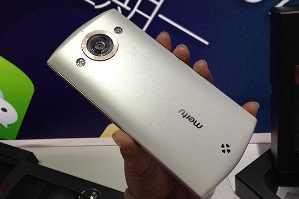 Meitu 2 goes on sale today with dual 13 mega-pixel cameras and Oclick style remote