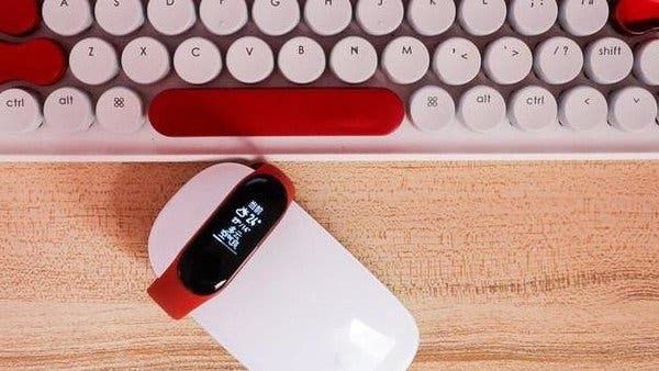 More Xiaomi Mi Band 4 renders surface, confirms colored display