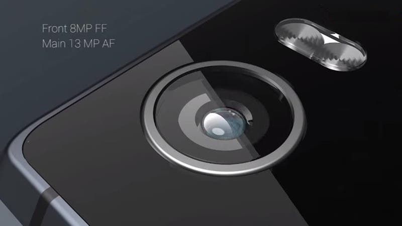 Siswoo R9 'Darkmoon' takes a jab at the Yotaphone, complete with dual displays