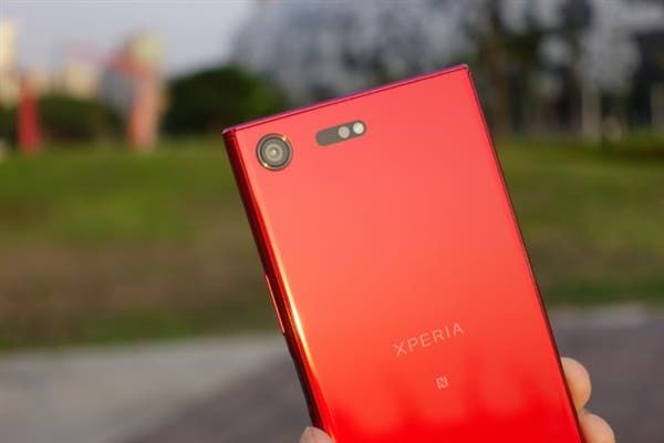 Sony Xperia XZ Premium Opulent Red Out of the Box Photos