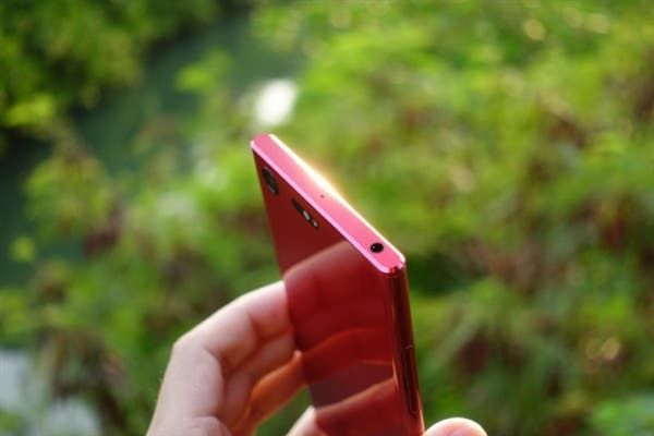 Sony Xperia XZ Premium Opulent Red Out of the Box Photos