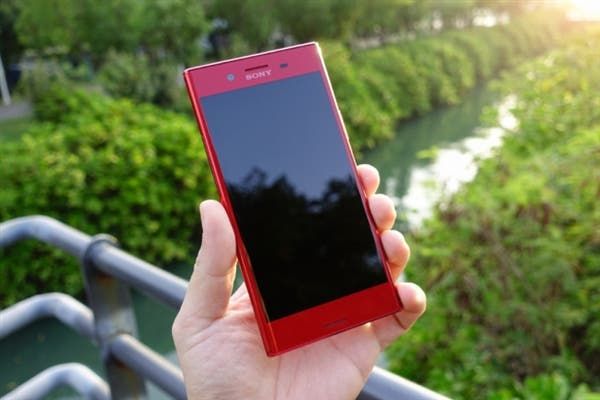Sony Xperia XZ Premium Opulent Red Out of the Box Photos