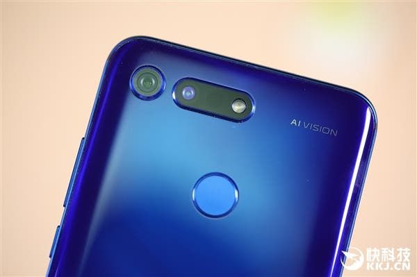 Closer Look at the Honor V20, Real Photos