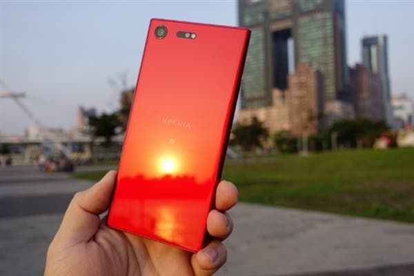 Sony Xperia XZ Premium Opulent Red Out of the Box Photos