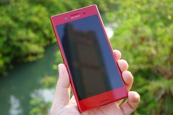 Sony Xperia XZ Premium Opulent Red Out of the Box Photos