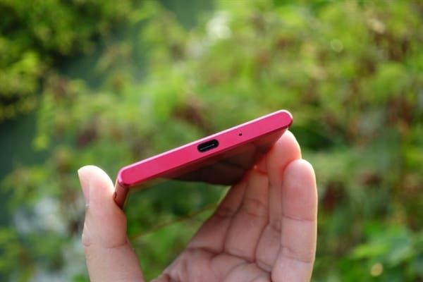 Sony Xperia XZ Premium Opulent Red Out of the Box Photos