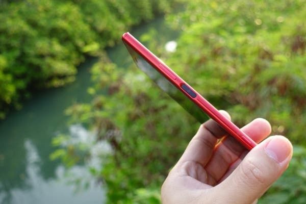 Sony Xperia XZ Premium Opulent Red Out of the Box Photos