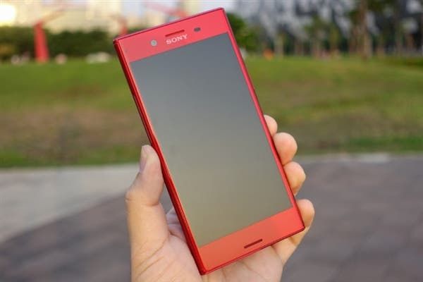 Sony Xperia XZ Premium Opulent Red Out of the Box Photos