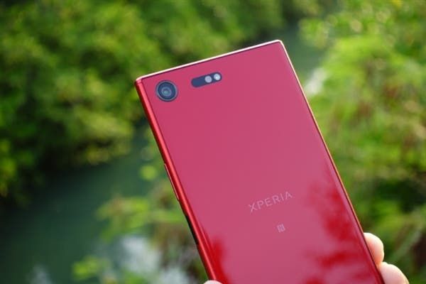 Sony Xperia XZ Premium Opulent Red Out of the Box Photos