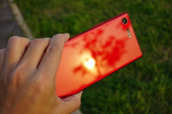 Sony Xperia XZ Premium Opulent Red Out of the Box Photos
