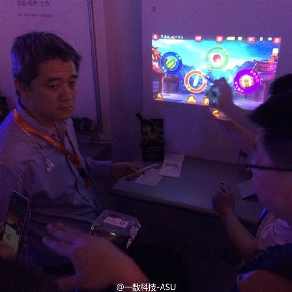 China gets the world’s first wearable with projector!