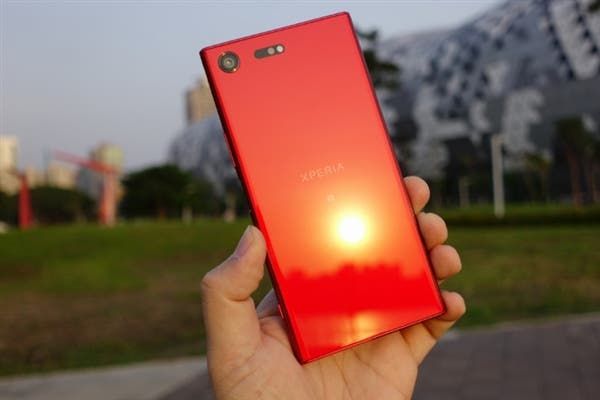 Sony Xperia XZ Premium Opulent Red Out of the Box Photos