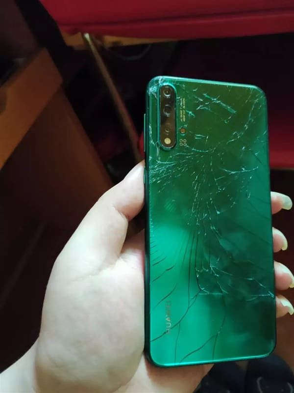 First Broken Huawei Nova 5 Pro Photo Appeared On The Net