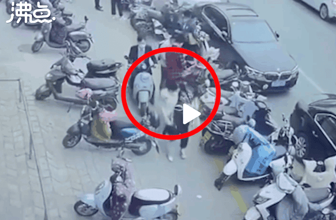 A Samsung smartphone explodes in a bag - burns the carrier