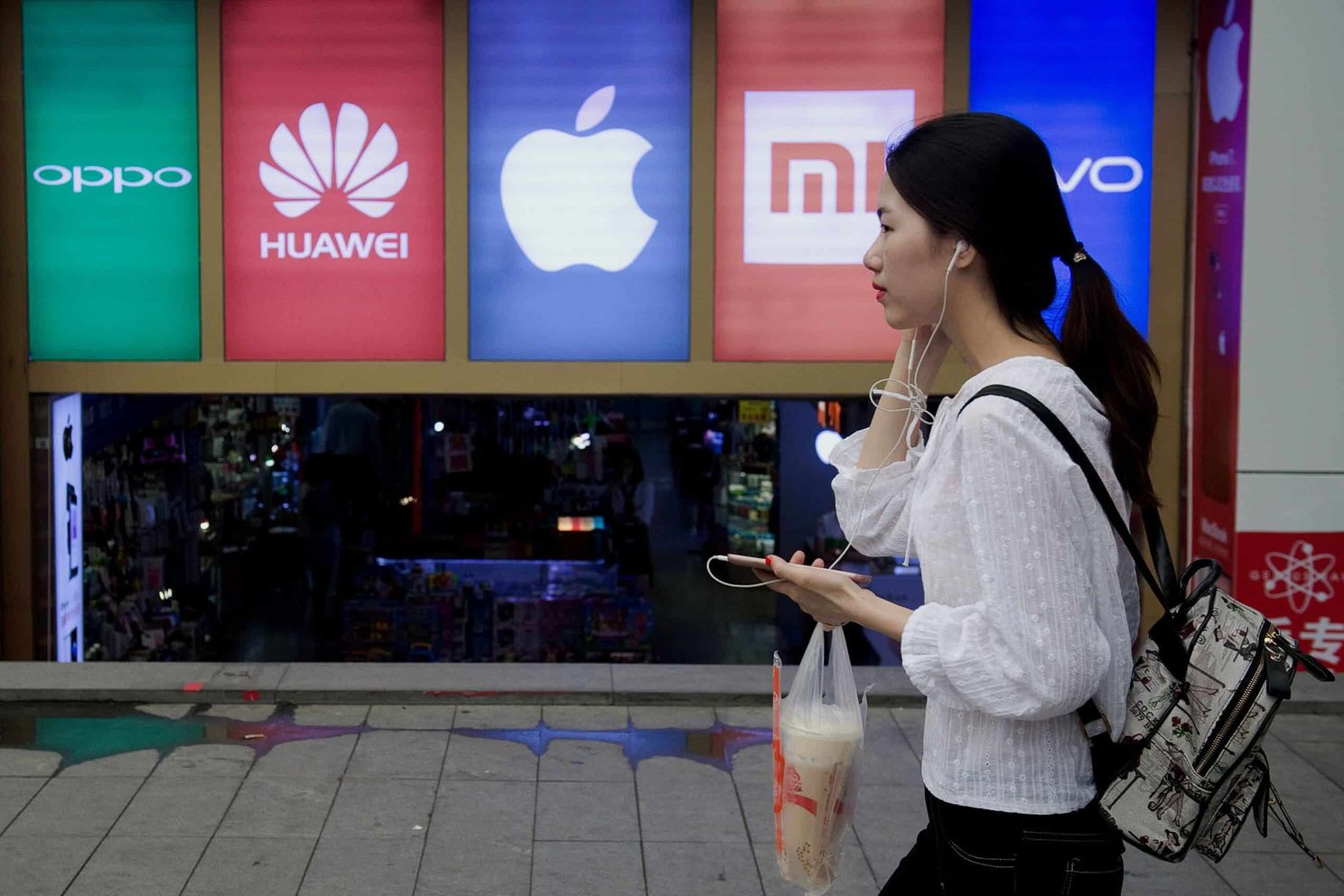 UAE markets receive 1.5 million mobile phones