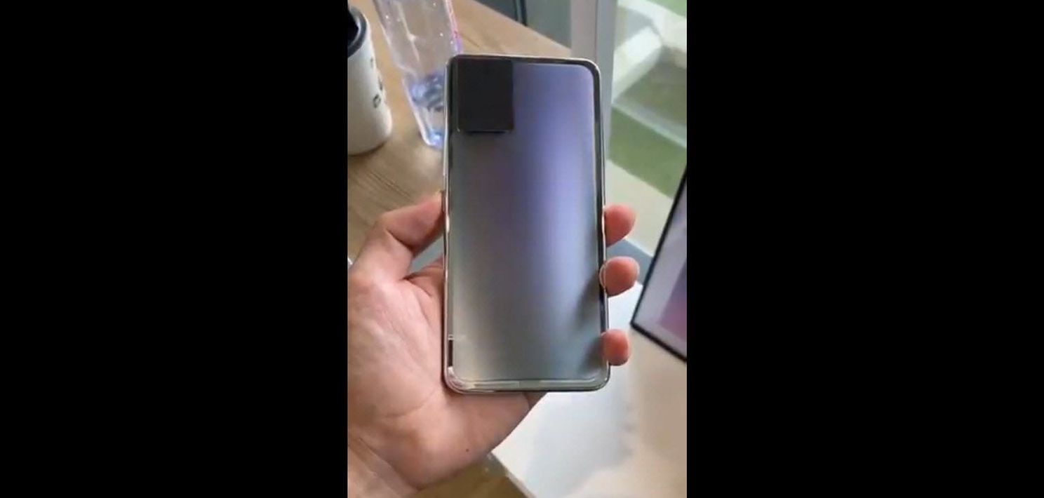 This smartphone can change the color of its back panel
