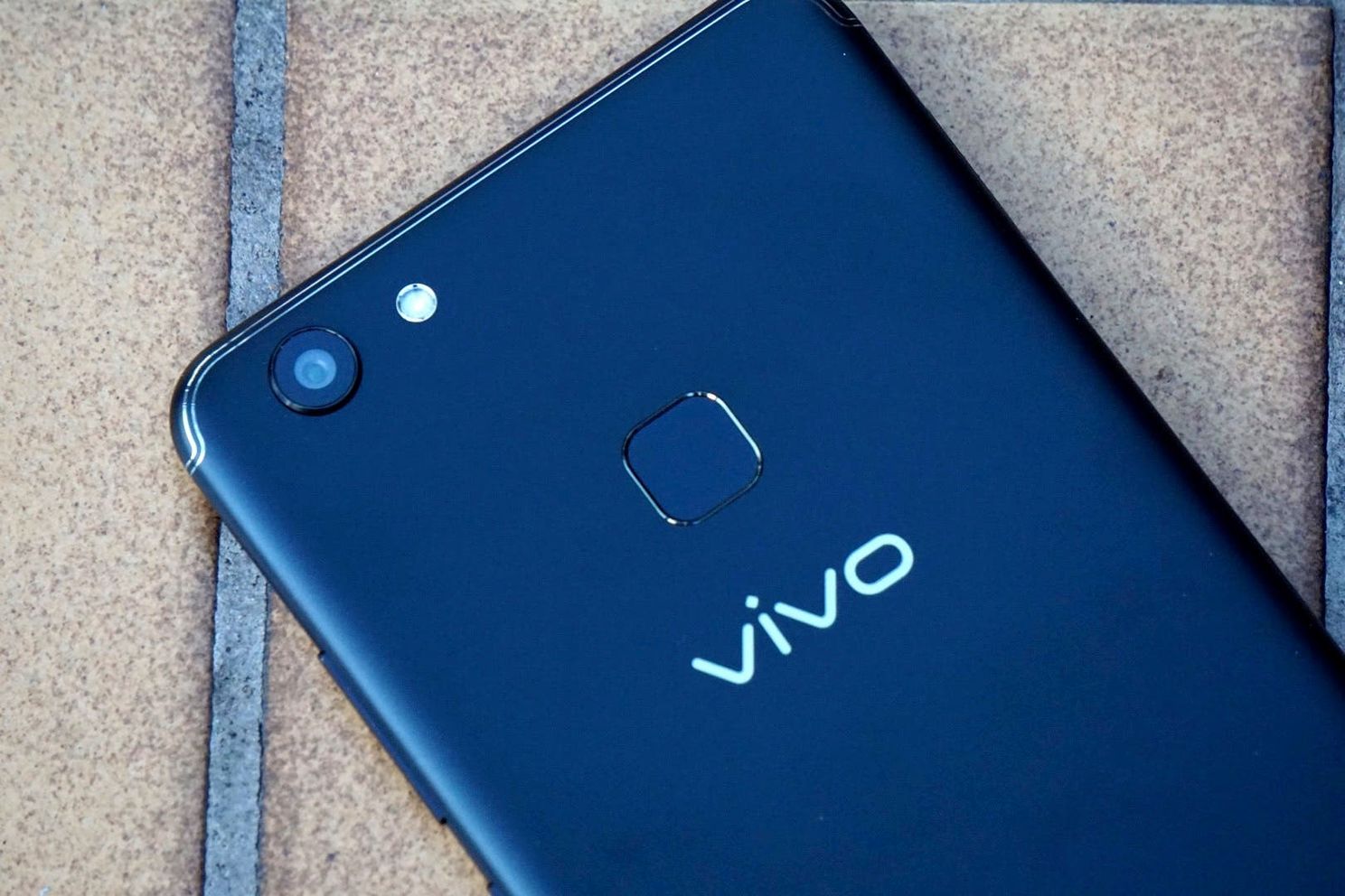 Vivo V7+ Unboxing And First Impressions