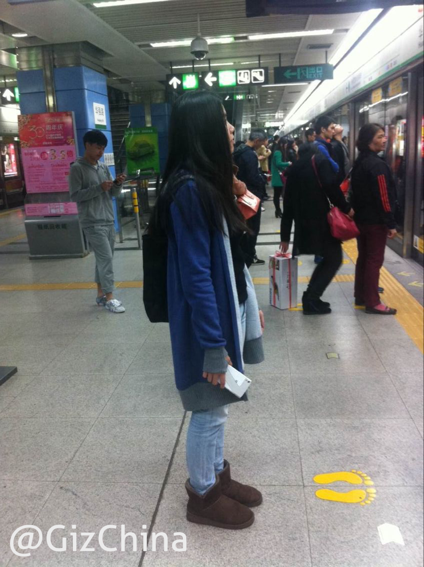 White UMi Zero spied in Shenzhen subway station