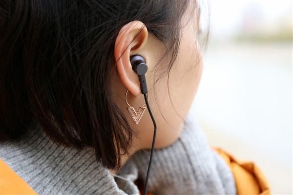 Xiaomi noise-reduction collar Bluetooth headset crowdfunded for 439 yuan ($63)