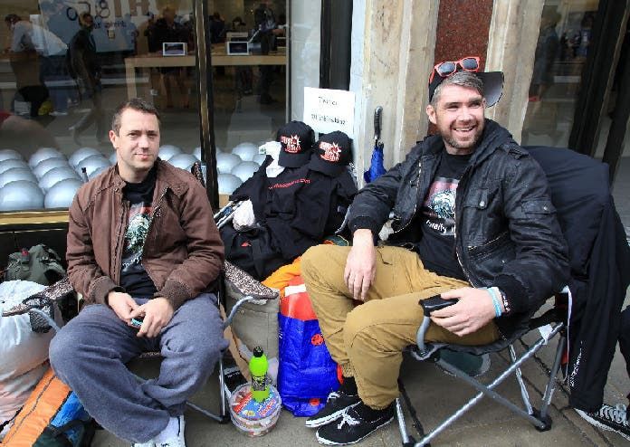 Apple Fans Camping Outside Apple Stores for iPhone 4S Launch!
