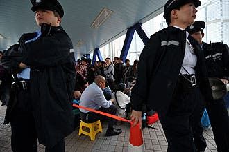Over 3000 People Are Waiting For The iPhone 4S in Hong Kong!