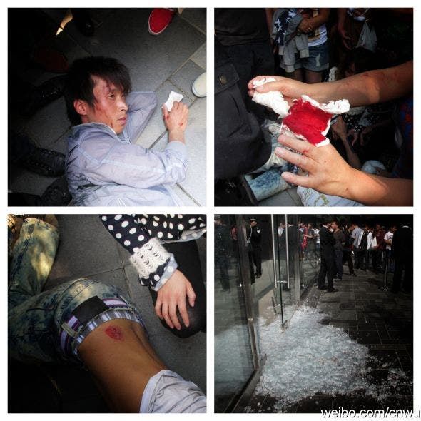 Scalpers and Apple Employees Brawl At Beijing Apple Store