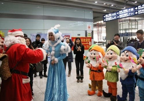 Santa Arrives Early Get’s Treated to Awesome Polar Light Show