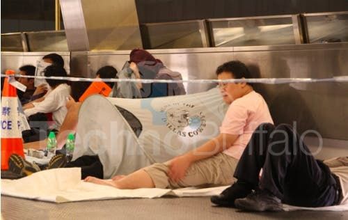 Someone tell Hong Kong the iPhone 4S won't launch today!