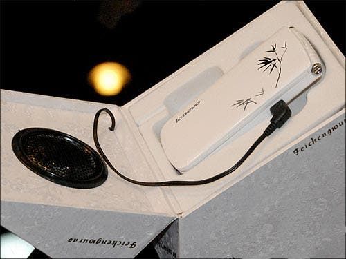 Phone Clone of the Week: Lcnevo 'Moon Cake' Edition