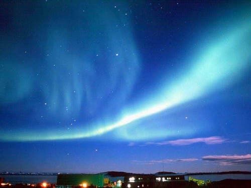 Santa Arrives Early Get’s Treated to Awesome Polar Light Show