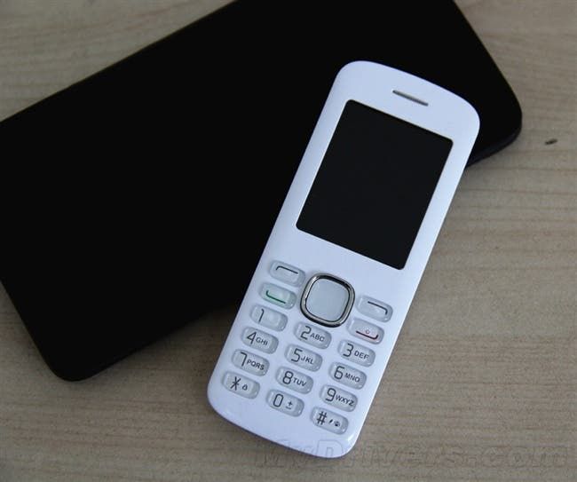 Hands on photos of the TCL N3, show off active cover and wireless charger