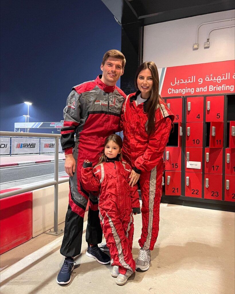 Max Verstappen neemt het op tegen Kelly Piquet op de kartbaan in Bahrein