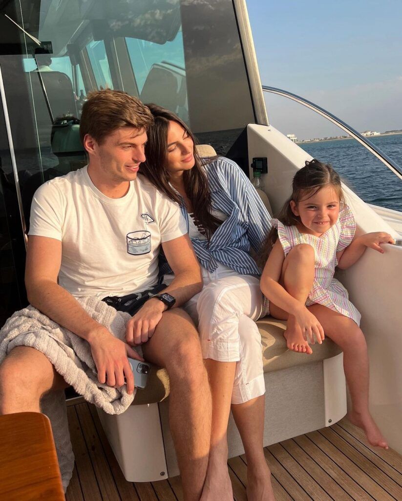 Max Verstappen neemt het op tegen Kelly Piquet op de kartbaan in Bahrein